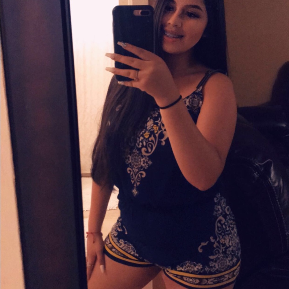 Cute romper only worn twice 😍